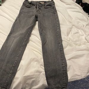 I’m selling some Levi’s jeans, perfect condition.